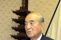 '친 아베' 언론사, '보수 정치인' 아베 신조 총리의 역사관에 등을 돌렸다... 과거에 대한 통찰과 반성, 국제적 통용 필요해