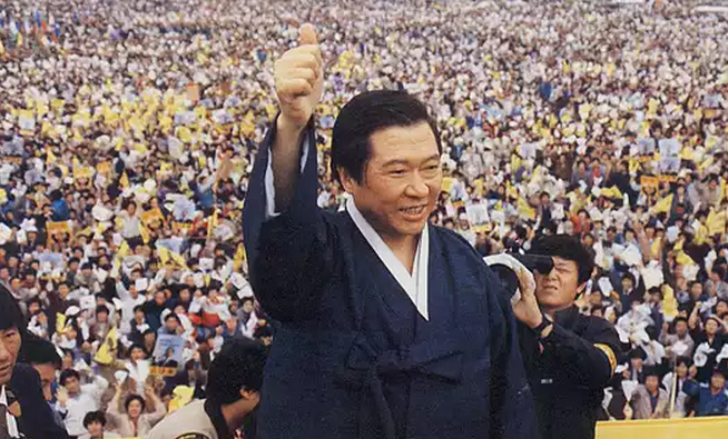 그가 꿈꾸던 민주주의는 이런 모습이 아니었을 거다.