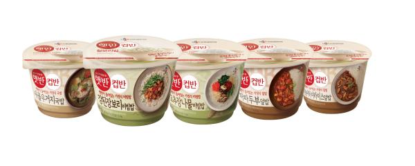 ▲햇반 컵반 5종 신제품 이미지. 왼쪽부터 사골우거지국밥, 강된장보리비빔밥, 고추장나물비빔밥, 마파두부덮밥, 양송이하이라이스덮밥 (사진 : CJ제일제당 제공)