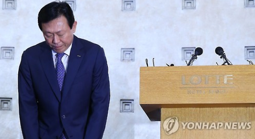 롯데그룹 신동빈 회장이 11일 오전 서울 중구 롯데호텔에서 최근 붉어진 경영권 분쟁과 관련해 대국민 사과를 하기 전 고개를 숙여 인사하고 있다. 2015.8.11