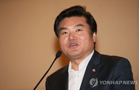 원유철 원내대표. "새누리당은 문제 많은 재벌에 대해 비호할 생각이 추호도 없다. 방치하지 않겠다"... 임금피크제는 세대 갈등 조장 아니야