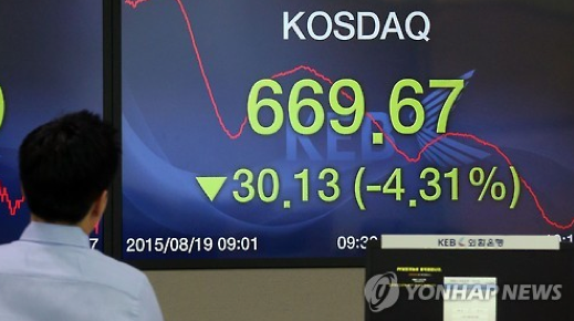  19일 서울 명동 외환은행 본점에서 직원들이 업무를 보고 있다. 이 날 코스닥은 사흘째 크게 조정받으며 장중 670선을 내줬다. 2015.8.19
