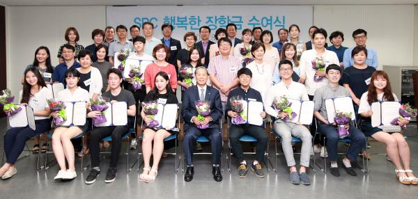 ▲양재동 SPC그룹 본사에서 열린 &lsquo;SPC 가맹점주 자녀 행복한 장학금 전달식&rsquo;에서 조상호 SPC그룹 총괄사장(첫번째줄 가운데)과 장학금을 받은 가맹점주 가족들이 기념촬영을 하고 있다. (사진 : SPC그룹 제공)