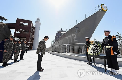 천안함 희생장병 추모하는 한민국 국방부 장관 