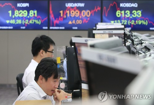 남북 간 군사긴장과 중국발 쇼크로 금융시장이 매우 불안한 모습을 보인 24일 오후 서울 중구 외환은행 본점 딜링룸에서 한 딜러가 모니터를 유심히 지켜보고 있다.