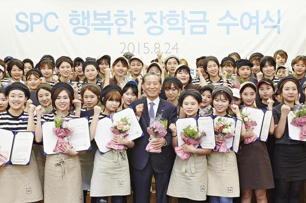 ▲ 24일 서울 대방동 SPC 미래창조원에서 열린 `제 8회 SPC 행복한 장학금 수여식'에서 조상호 SPC그룹 총괄사장(가운데)과 아르바이트 장학생들이 기념 촬영을 하고 있다. (사진 : SPC그룹 제공)