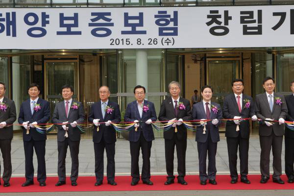 ▲2015. 8. 26(수) 11:00 부산국제금융센터에서 한국해양보증보험㈜ 창립기념식이 개최되었다. 사진은 오른쪽부터 KDB산업은행 회장  홍기택, 기획재정부 제1차관  주형환, 해양수산부 장관  유기준, 금융위원회 위원장  임종룡, 부산광역시장  서병수, 수출입은행장  이덕훈, 해양금융종합센터장 최성영, 부산광역시 부시장 김규옥 (사진 : KDB산업은행 제공)