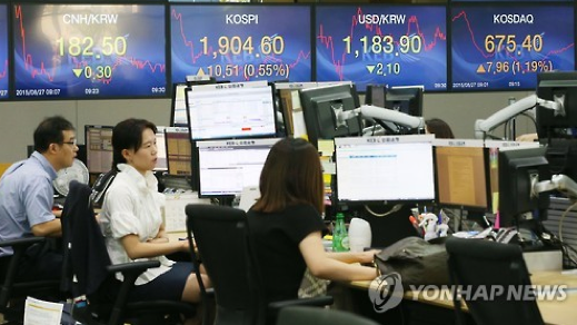 코스피가 18.33p(0.97%) 오른 1,912.42에 개장한 27일 오전 서울 중구 외환은행 본점 딜링룸에서 직원들이 업무를 보고 있다.
