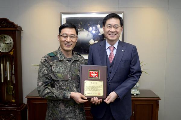 ▲2015. 2. 26(목) 산업은행 본점(여의도)에서&lsquo;1사 1병영 국방부장관 감사패 전달식&rsquo; 행사를 가졌다. 사진 오른쪽부터 KDB산업은행 홍기택 회장, 육군 제7사단 서정열 사단장 (사진 : KDB산업은행 제공)