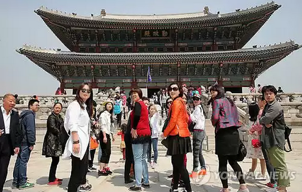 경복궁을 방문한 중국인 관광객 
