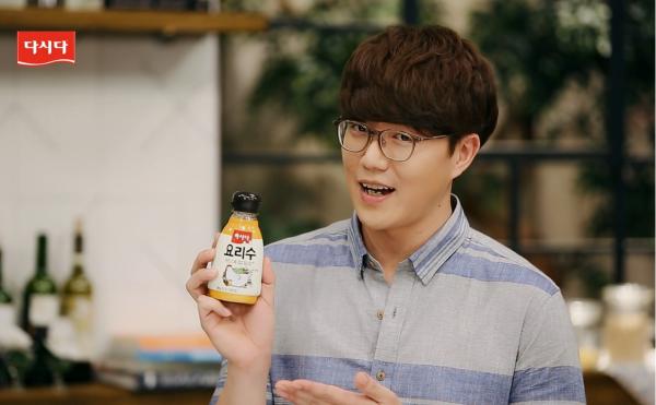 ▲다시다 요리수 모델 성시경과 치킨스톡 이미지 (사진 : CJ제일제당 제공)