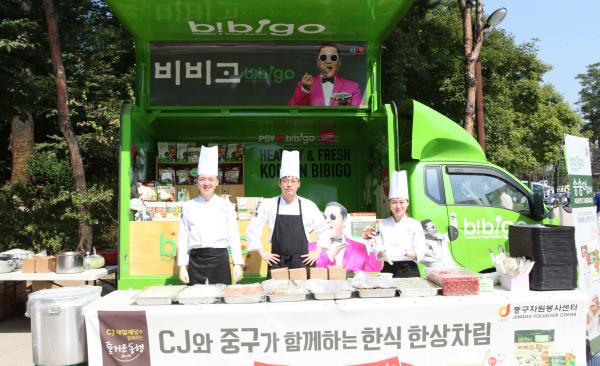 ▲CJ와 중구가 함께하는 추석맞이 한가위 한식 한상차림 진행하는 모습 (사진 : CJ제일제당 제공)