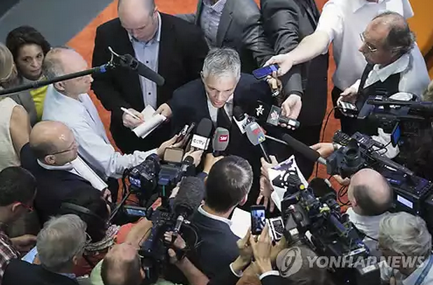 스위스 베른에서 마이클 로버 검찰총장이 기자회견을 통해 2018년, 2022년 월드컵 본선 유치전에 대한 수사에서 53건의 자금세탁 정황을 포착했음을 밝히고 있다.