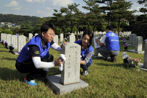 ▲효성 임직원들이 국립서울현충원을 방문해 묘역 정화활동을 하고 있다. (사진 : 효성 제공)