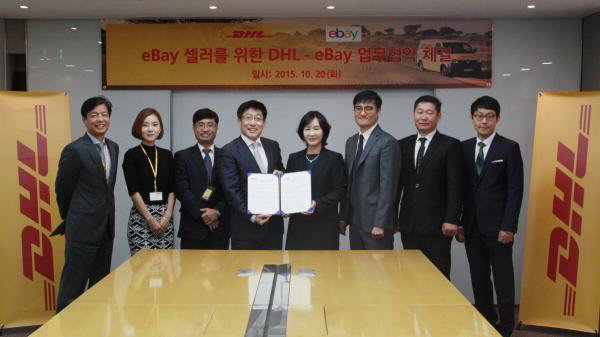 ▲이베이코리아와 DHL코리아가 20일(화) DHL코리아 본사에서 이베이 판매자 국제특송 활성화를 위한 업무 협약을 체결했다. 협약식에는 이베이코리아 김소정 본부장(오른쪽), DHL코리아 박동준 본부장(왼쪽) 등이 참석했다. 이베이코리아는 이번 협약을 계기로 해외 고객을 대상으로 판매 활동을 전개하는 이베이 글로벌 판매자에 대한 지원을 강화할 계획이다. (사진 : 이베이코리아 제공)