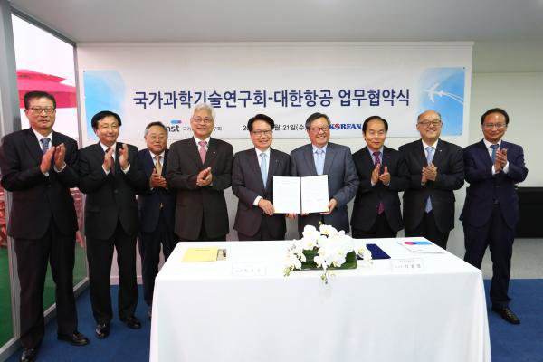 ▲대한항공은 10월 21일 경기도 성남시 서울공항에서 열리는 서울 ADEX 2015(서울 에어쇼)에서 국가과학기술연구회와 무인항공기 등 미래첨단기술개발 및 사업화와 관련한 포괄적 업무 협약을 체결했다. 이날 행사에는 지창훈 대한항공 총괄사장, 이상천 국가과학기술연구회 이사장, 함명래 대한항공 항공우주사업본부장 등이 참석했다. 사진은 왼쪽부터 지창훈 대한항공 총괄사장(다섯 번째)과 이상천 국가과학기술연구회 이사장(여섯 번째)이 미래 첨단 사업 기술사업화 촉진을 위한 업무협약 체결 후 기념촬영을 하는 모습 (사진 : 대한항공 제공)