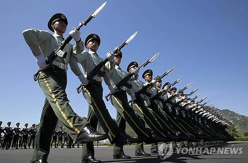 지난 9월 항일전쟁 승리 70주년 열병식을 준비하는 중국 군인들, 중국 정부는 이 행사에서 첨단 기술이 도입된 미사일과 전투기를 선보였다 