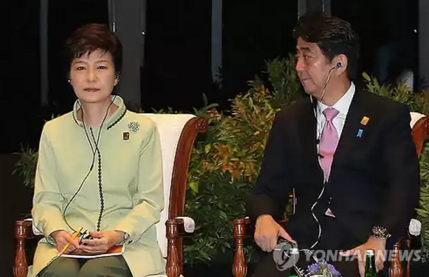 아시아태평양경제협력체(APEC) 행사에 참석한 박근혜 대통령과 아베 신조 일본 총리 