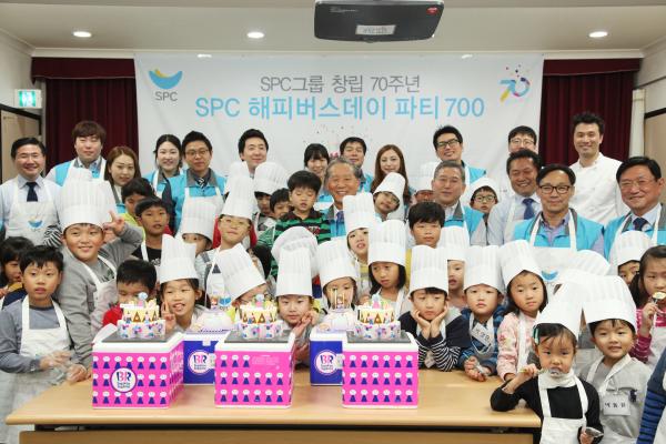 ▲SPC그룹 조상호 총괄사장(가운데)과 임직원들이 28일 양재종합사회복지관에서 어린이들과 함께 '해피버스데이파티700' 행사를 하고 기념촬영을 하고 있다. (사진 : SPC그룹 제공)