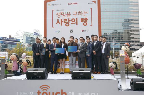 ▲탐앤탐스와 월드비전은 지난 26일(월) 서울 청계광장에서 &lsquo;사랑의 빵 나눔 단말기&rsquo; 론칭 행사를 진행했다. (제일 좌측 탐앤탐스 최규석 전무, 좌측 4번째부터 손연재 선수와 박상원 월드비전 친선대사, 양호승 월드비전 회장) (사진 : 탐앤탐스 제공)