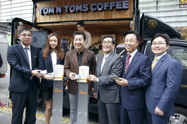 ▲탐앤탐스와 월드비전은 지난 26일(월) 서울 청계광장에서 &lsquo;사랑의 빵 나눔 단말기&rsquo; 론칭 행사를 진행했다. (좌측부터 탐앤탐스 최규석 전무, 손연재 선수, 박상원 월드비전 친선대사, 양호승 월드비전 회장) (사진 : 탐앤탐스 제공)