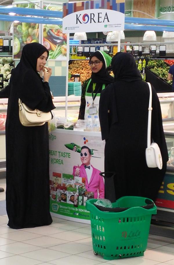 ▲UAE 룰루 하이퍼마켓 비비고 만두 시식행사 이미지 (사진 : CJ제일제당 제공)