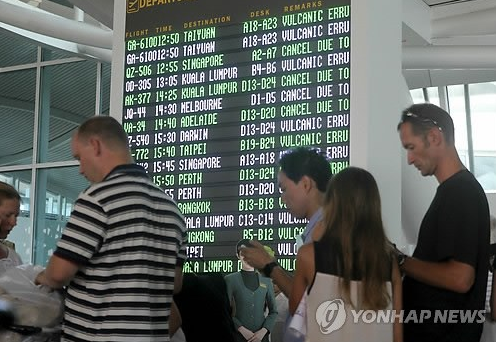 발리 웅우라라이 국제공항이 일시 폐쇄되자 승객들이 운항이 재개되기만을 마냥 기다리고 있다. 