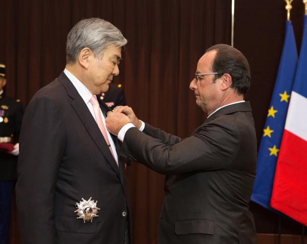 ▲조양호 한진그룹 회장(왼쪽)이 프랑수아 올랑드 (François Hollande) 프랑스 대통령(오른쪽)으로부터 훈장을 받는 모습. 조양호 한진그룹 회장은 11월 4일(수) 오후 그랜드하얏트서울 호텔에서 프랑수아 올랑드 (François Hollande) 프랑스 대통령으로부터 직접 프랑스 최고 권위의 훈장인 레지옹 도뇌르 그랑도피시에(Légion d'honneur Grand Officier)를 받았다. 프랑스 정부는 조양호 회장이 2000년부터 민간 차원의 대불 협력창구인 ‘한-불 최고경영자클럽’ 한국측 위원장을 맡아 한불간 경제교류에 큰 기여를 했을 뿐만 아니라, 2013년부터 ‘한-불 상호교류의 해’ 한국측 조직위원장을 맡으며 양국간 문화•예술 교류 활성화에도 큰 기여를 했기 때문에 레지옹 도뇌르 그랑도피시에 훈장을 수여키로 결정했다. (사진 : 한진그룹 제공)
