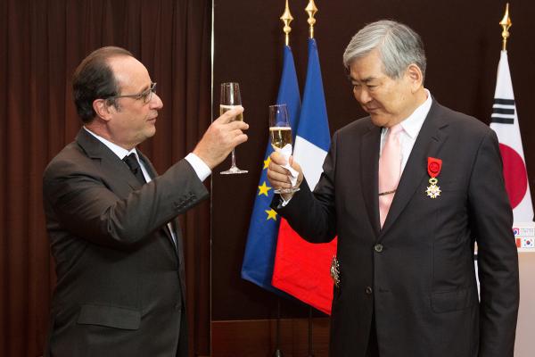 ▲프랑수아 올랑드 (François Hollande) 프랑스 대통령(왼쪽)과 조양호 한진그룹 회장(오른쪽)이 건배를 하는 모습. 조양호 한진그룹 회장은 11월 4일(수) 오후 그랜드하얏트서울 호텔에서 프랑수아 올랑드 (François Hollande) 프랑스 대통령으로부터 직접 프랑스 최고 권위의 훈장인 레지옹 도뇌르 그랑도피시에(Légion d'honneur Grand Officier)를 받았다. 프랑스 정부는 조양호 회장이 2000년부터 민간 차원의 대불 협력창구인 ‘한-불 최고경영자클럽’ 한국측 위원장을 맡아 한불간 경제교류에 큰 기여를 했을 뿐만 아니라, 2013년부터 ‘한-불 상호교류의 해’ 한국측 조직위원장을 맡으며 양국간 문화•예술 교류 활성화에도 큰 기여를 했기 때문에 레지옹 도뇌르 그랑도피시에 훈장을 수여키로 결정했다. (사진 : 한진그룹 제공)