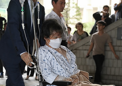 지난해 9월 항소심 선고 공판에 출석하러 휠체어를 탄 채 법정에 들어서는 이재현 CJ회장