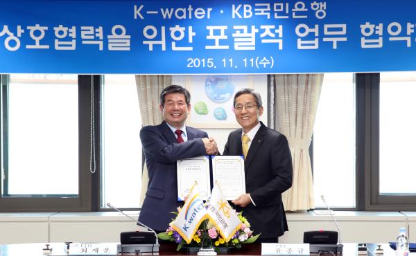 ▲KB국민은행은 11일, 대전 K-Water 본사에서 K-Water(최계운 사장)와 양 기관의 공동 발전을 위한 포괄적 업무 협약을 체결했다. 사진은 왼쪽부터 (첫번째) K-Water 최계운 사장, (두번째) KB국민은행 윤종규 은행장 (사진 : KB국민은행 제공)