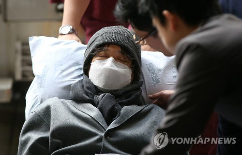 횡령&middot;배임 혐의로 기소된 이재현 CJ그룹 회장이 10일 오후 서울 서초동 고등법원에서 열린 파기환송심 첫 공판기일에 참석하기 위해 법원으로 향하고 있다. 