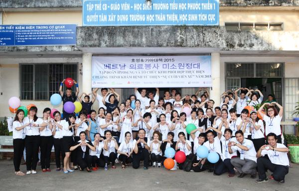 ▲효성이 8일부터 14일까지 베트남 호치민시 인근 동나이성에 해외 의료봉사단 &lsquo;효성 미소원정대&rsquo;를 파견해 지역주민들을 대상으로 무료진료봉사를 하고 있다. (사진 : 효성 제공)