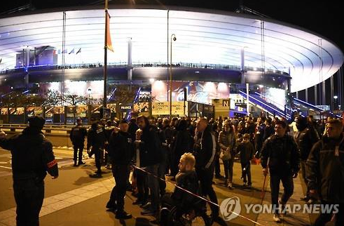 폭탄 테러가 벌어진 파리 외곽 스타드 드 프랑스 경기장 주변에서 대피하는 관중들