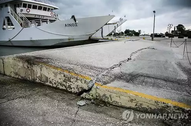 지난해 규모 5.9의 지진으로 피해가 발생한 이오니아해의 케팔로니아 섬 모습