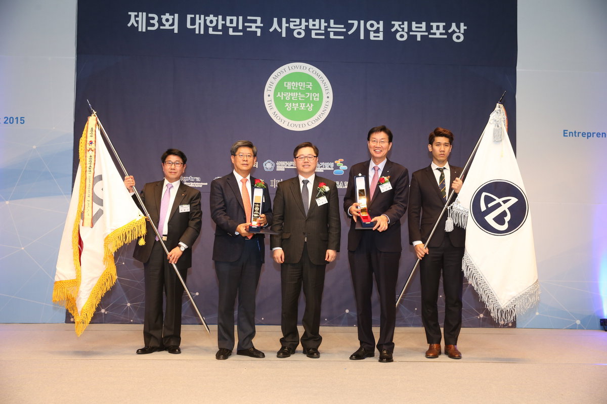    ▲19일 오전 심상배 아모레퍼시픽 사장(사진 왼쪽에서 네번째)이 제3회 대한민국 사랑받는기업 정부포상 시상식에서 대통령표창을 수상했다.(사진제공=아모레퍼시픽)  