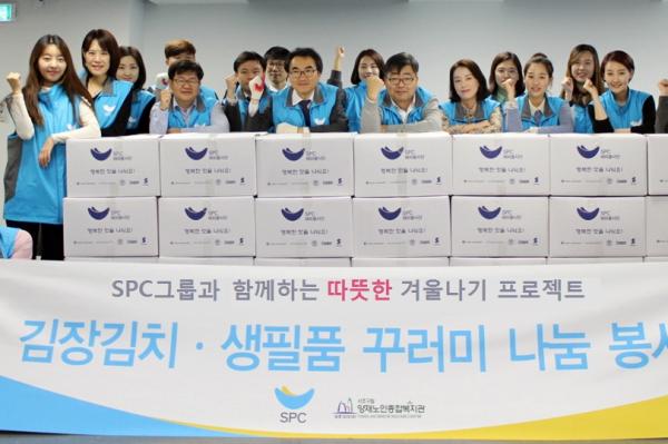 ▲SPC그룹 임직원들이 19일 김치와 생필품을 전달하는 행사를 진행하고 기념촬영을 하고 있다. (사진 : SPC그룹 제공)