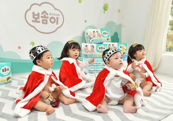 ▲제 6회 보솜이 아기모델 선발대회 &ldquo;이 귀여운 아기들 중에 누가 보솜이 모델이 될까?&rdquo;. 깨끗한나라 보솜이는 오늘(24일) 오전 서울 논현동 아이보리 스튜디오에서 &lsquo;제 6회 보솜이 아기모델 선발대회&rsquo; 카메라 테스트 및 시상식을 진행했다. 테스트에 참여한 예비 아기모델들이 나란히 깜찍한 포즈를 취하고 있다. (사진 : 깨끗한나라 제공)  