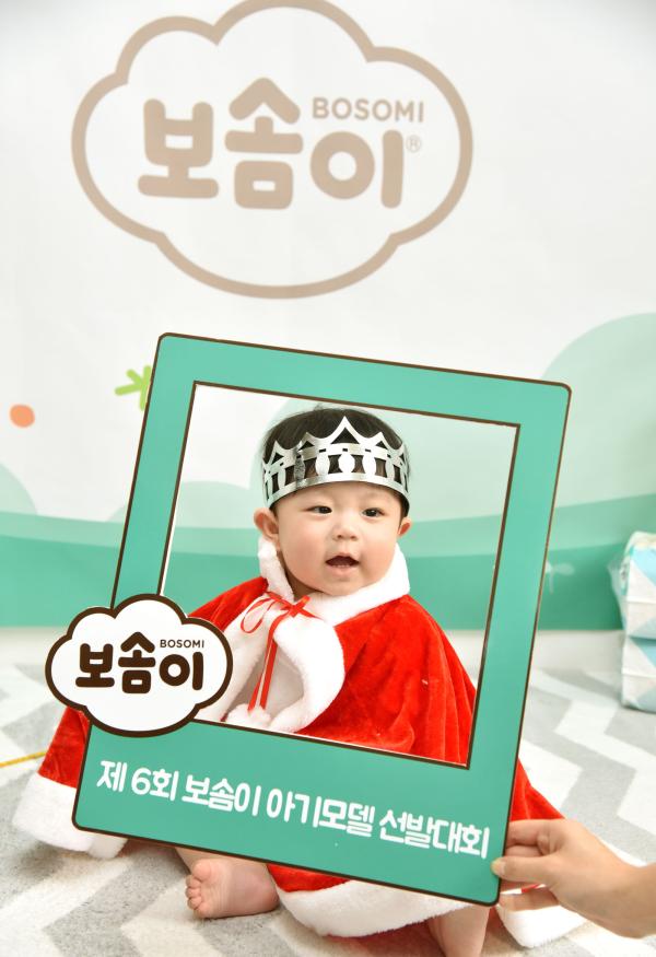 ▲제 6회 보솜이 아기모델 선발대회 &rdquo;멋있게 찍어주세요!&rdquo;.깨끗한나라 보솜이는 오늘(24일) 오전 서울 논현동 아이보리 스튜디오에서 &lsquo;제 6회 보솜이 아기모델 선발대회&rsquo; 카메라 테스트 및 시상식을 진행했다. 테스트에 참여한 예비 아기모델이 폴라로이드 프레임 안에서 사랑스러운 포즈를 취하고 있다. (사진 : 깨끗한나라 제공) 