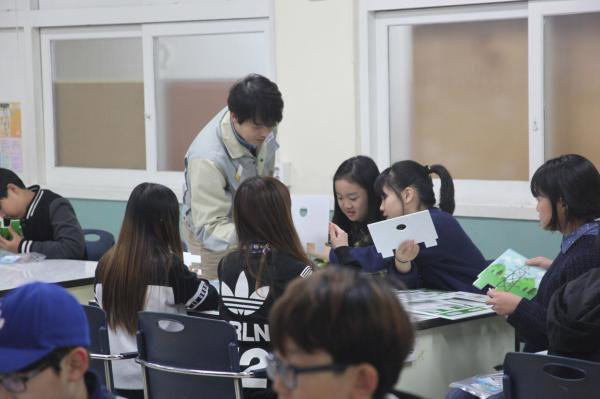 ▲지난 25일 효성이 창원 양곡초등학교에서 실시한 주니어공학교실에서 학생들이 변압기 모형 제작 실습을 하고 있다. (사진 : 효성 제공)