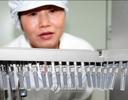 폐렴 백심을 점검하는 제약회사 직원 