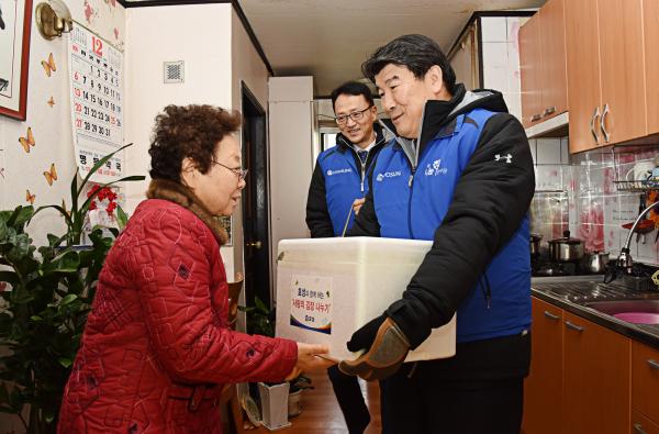 ▲(우로부터) 조원용 효성 홍보실장, 이정원 효성 상무 및 효성 임직원들이 마포구 주민에게 사랑의 김장김치를 전달하고 있다. (사진 : 효성 제공)