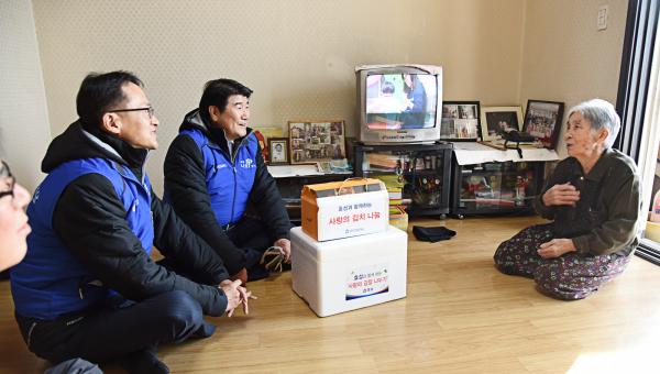 ▲(좌로부터) 이정원 효성 상무, 조원용 효성 홍보실장 및 효성 임직원들이 마포구 주민에게 사랑의 김장김치를 전달하고 있다. (사진 : 효성 제공)