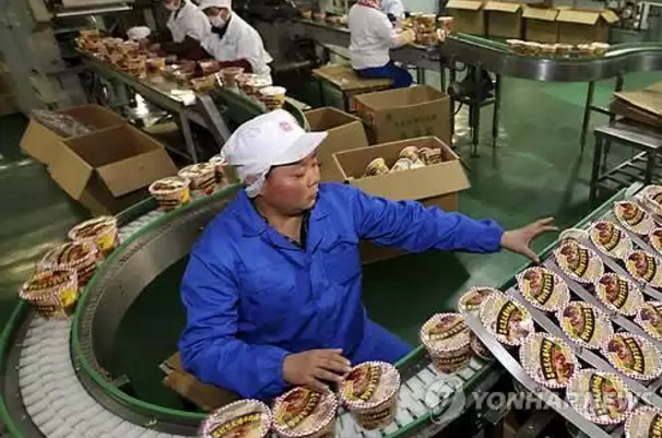 라면을 포장하는 중국 노동자 