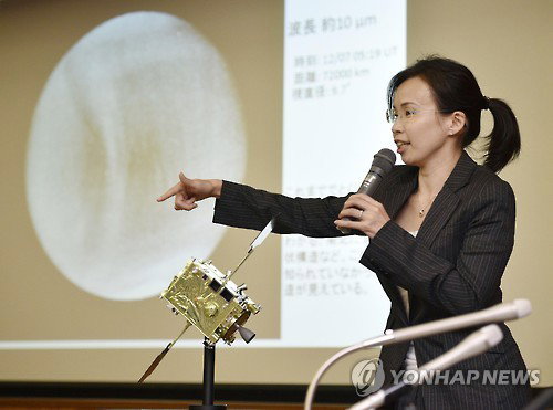 일본 탐사선 아카쓰키가 금성 주변을 도는 궤도에 성공적으로 진입한 것을 계기로 일본 가나가와(神奈川)현 사가미하라(相模原)시에서 9일 열린 기자회견에서 히로세 지카코(廣瀨史子) 일본 우주항공연구개발기구(JAXA) 주임연구원이 질문에 답하고 있다. 뒤에 보이는 사진은 일본 탐사선 아카쓰키가 촬영한 금성 사진.