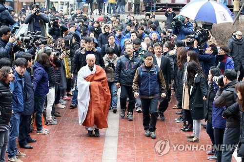 10일 오전 한상균 민주노총 위원장이 은신하던 조계사에서 경찰에 자진출두하기에 앞서 도법 스님과 경내를 걷고 있다.