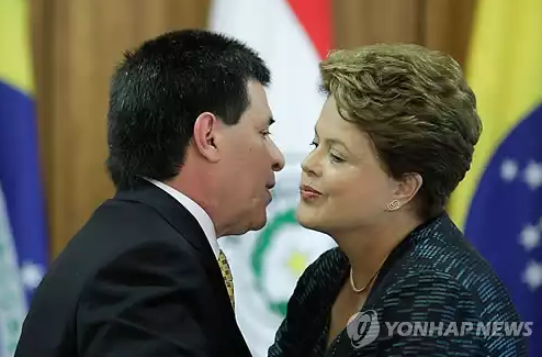 오라시오 카르테스 파라과이 대통령(왼쪽)이 브라질 브라질리아의 대통령 궁에서 지우마 호세프 브라질 대통령과 인사를 나누고 있다.