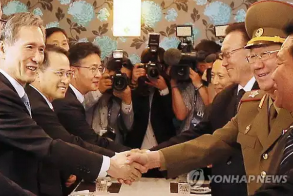 지난 2014년 10월 4일 인천 아시안게임 폐막식 참석차 방남한 북한 황병서(오른쪽 둘째) 북한군 총정치국장과 김관진(왼쪽) 청와대 국가안보실장이 인천 남동구 영빈관에서 만나 악수하고 있다.