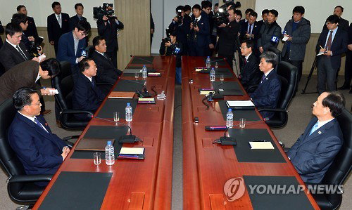 11일 오전 개성공단에서 제1차 차관급 남북 당국회담 1차 전체회의가 열렸다. 남측 수석대표는 황부기 통일부 차관이 북측 수석대표는 전종수 조국평화통일위원회 서기국 부국장이 참석했다. 