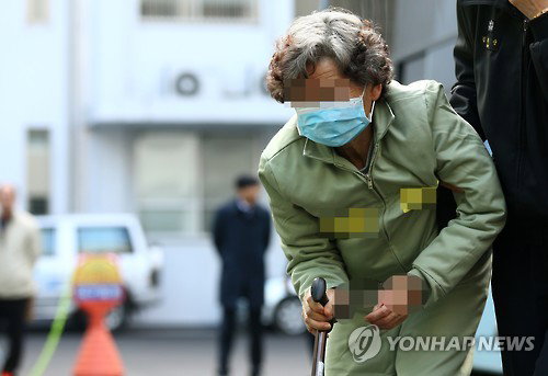 살인 및 살인미수 혐의로 구속 기소된 상주 박모(82) 할머니가 7일 오후 국민참여재판에 출석하기 위해 대구법원으로 향하고 있다. 